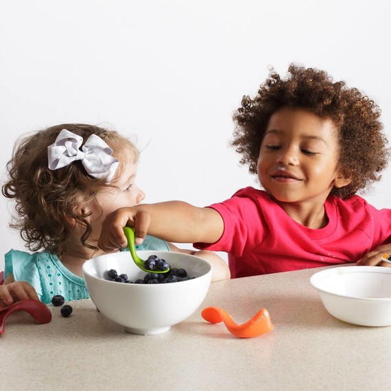 children using kizingo kids spoon children using kizingo kids spoon