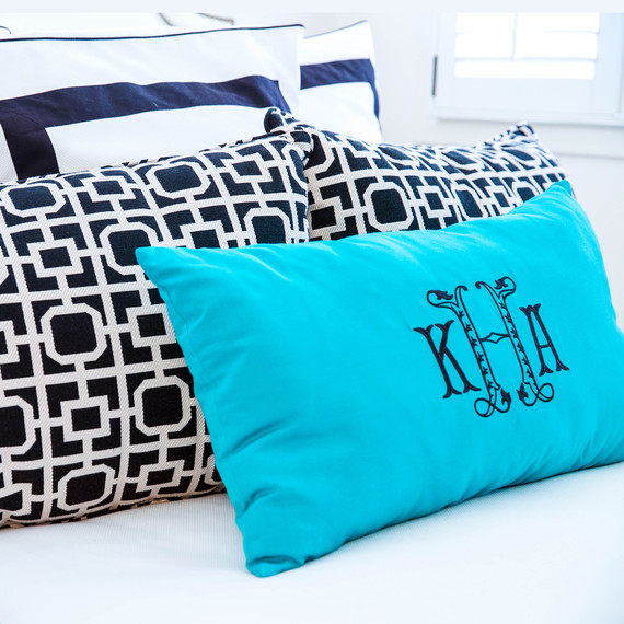 black-white-pillows-1016.jpg (skyword:354729)