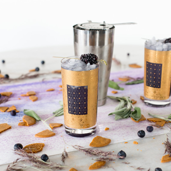 cocktail_gold_blackberry_1216.jpg (skyword:213245)