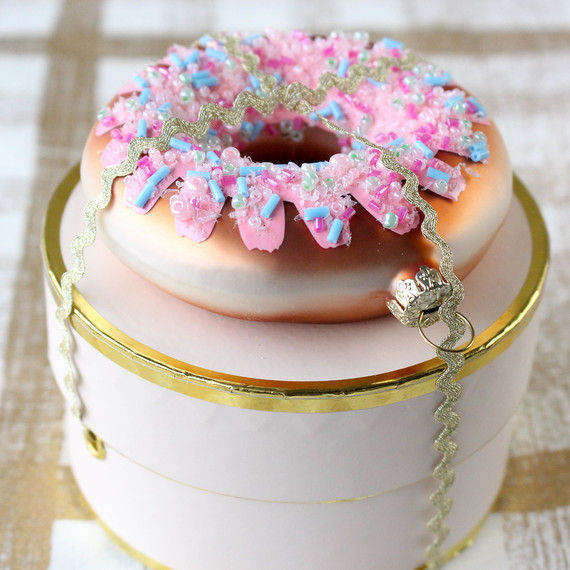 giftwrapping-donuts-1216.jpg (skyword:364505)