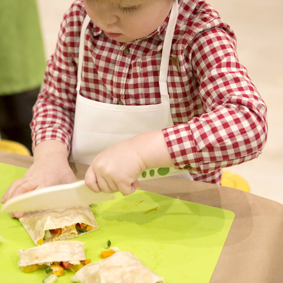 kids-cooking-hummus-0216.jpg (skyword:226678)