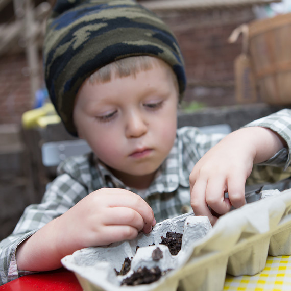 kids-planting-seeds-0316.jpg (skyword:243071)