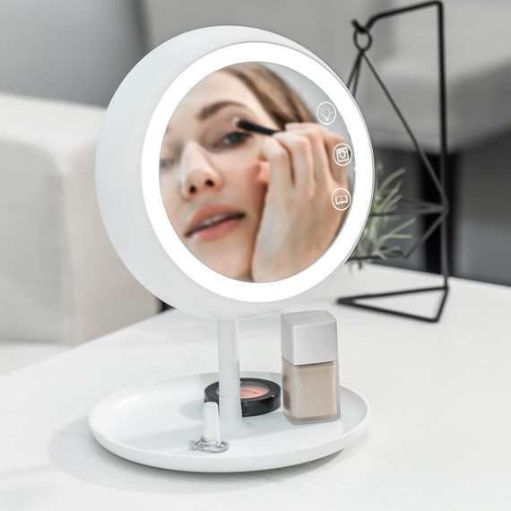 This Smart Mirror Provides the Perfect Light for Makeup Application 