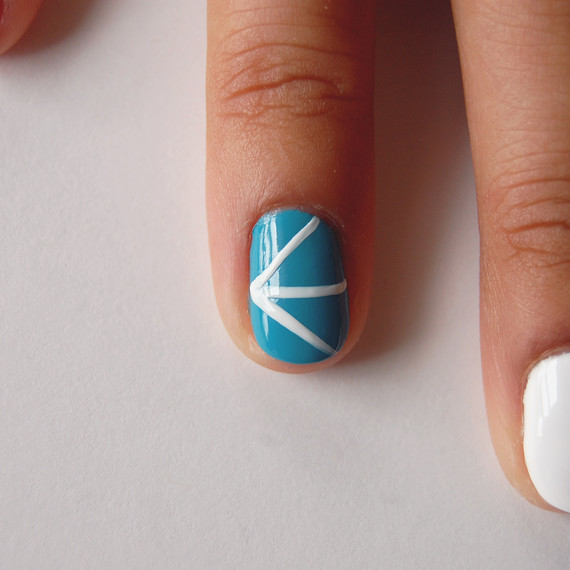 snowflake-nailart-3-0915.jpg (skyword:185437)