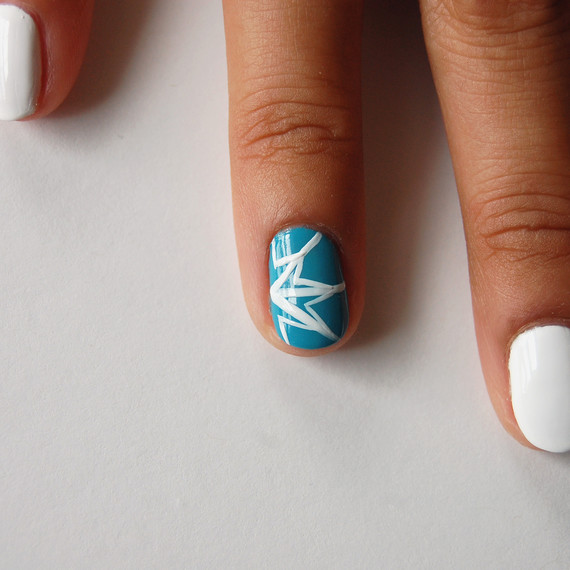 snowflake-nailart-5-0915.jpg (skyword:185440)