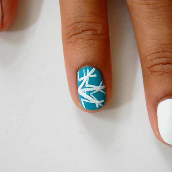 snowflake-nailart-6-0915.jpg (skyword:185442)