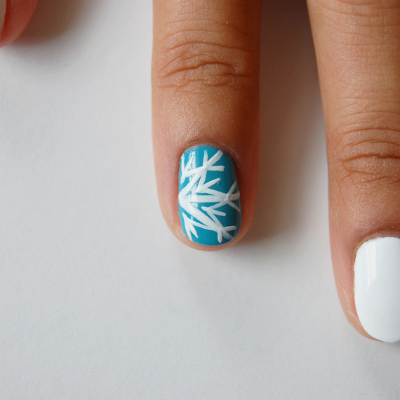 snowflake-nailart-7-0915.jpg (skyword:185443)