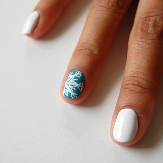 snowflake-nailart-8-0915.jpg (skyword:185446)