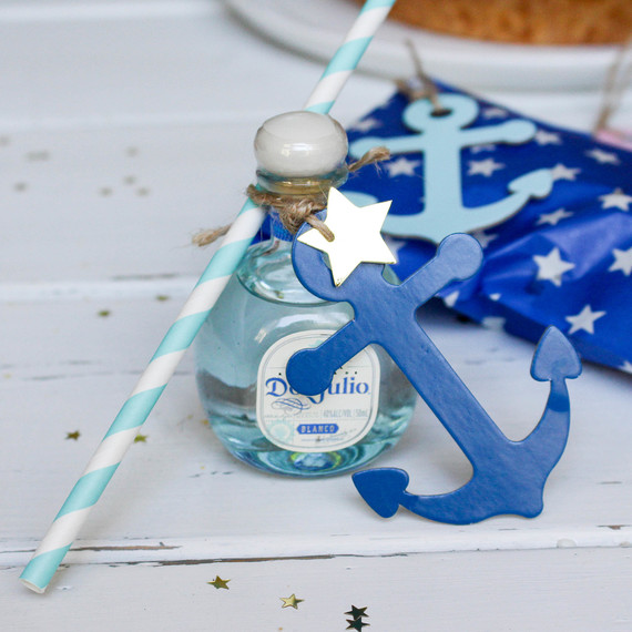 americana_hosting_tequila_0616.jpg (skyword:293689)