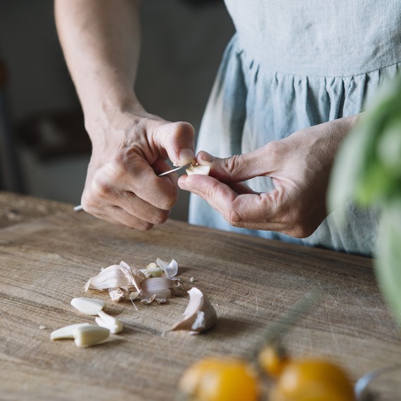 cutting-garlic-getty-0419