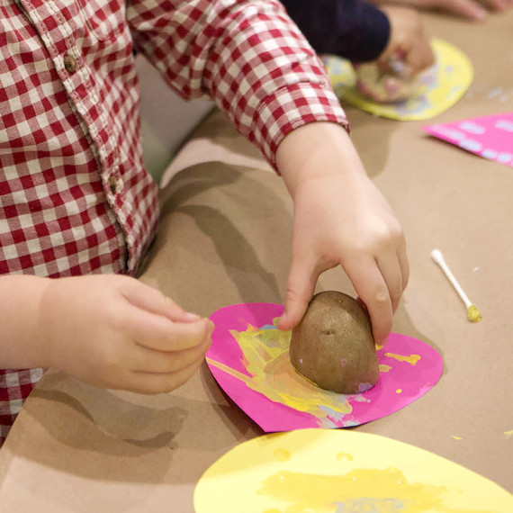 kids-crafts-stamping-0216.jpg (skyword:226681)