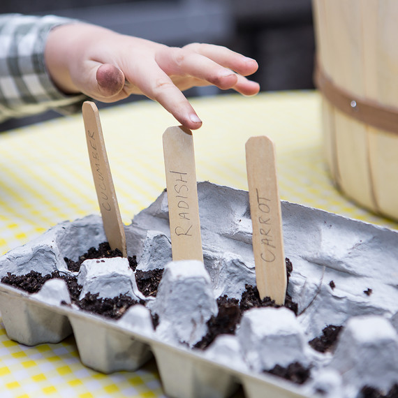 kids-planting-garden-0316.jpg (skyword:243064)