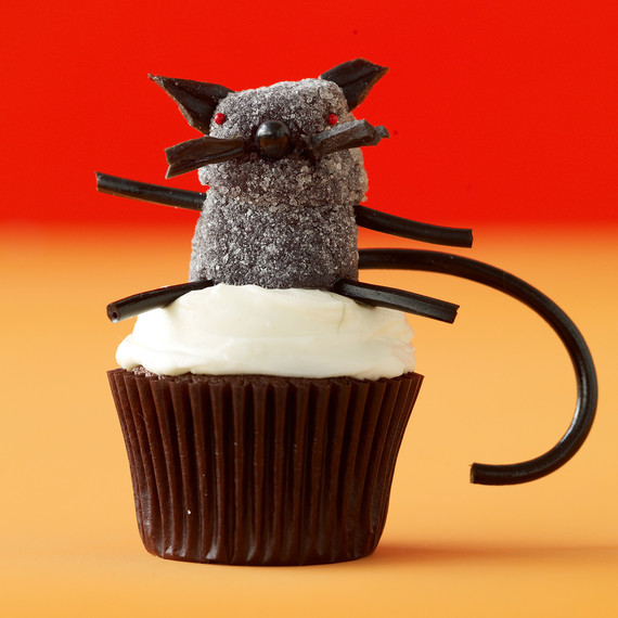 black-cat-cupcake-LD102416