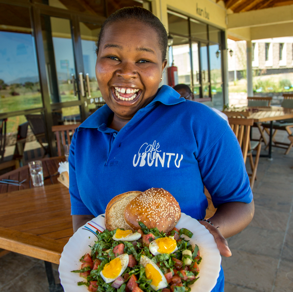cafe-ubuntu-girl-with-food