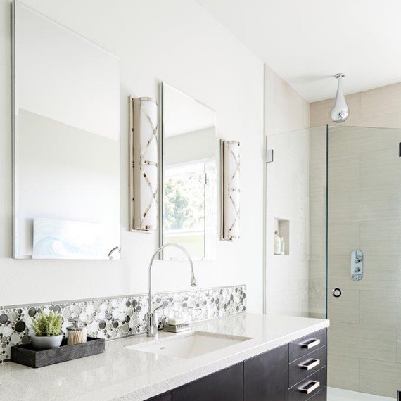 clean-modern-bathroom-1016.jpg (skyword:356928)