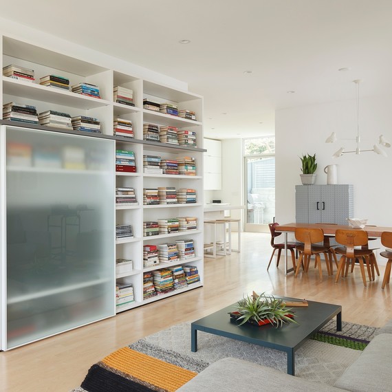 living-room-bookshelf-0916.jpg (skyword:334556)