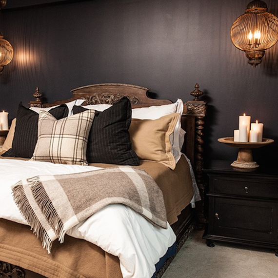 Guestroom-with-candles-1215.png (skyword:209761)