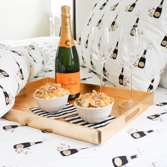breakfastinbed_macandcheese_1216.jpg (skyword:377240)