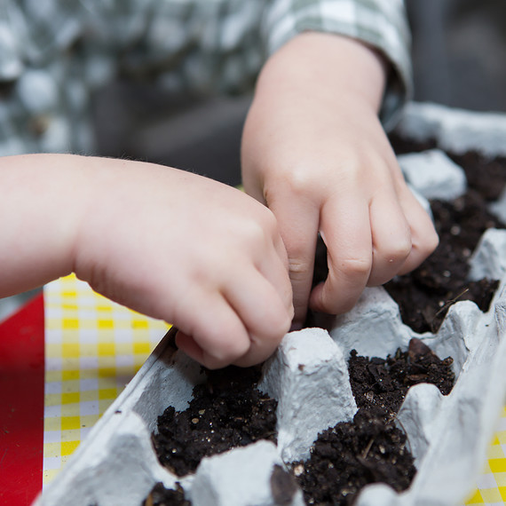 kids-gardening-project-0316.jpg (skyword:243061)