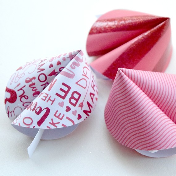 paper-fortune-cookies6-0116.jpg (skyword:223519)
