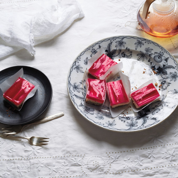 rhubarb-cheesecake-md110802.jpg