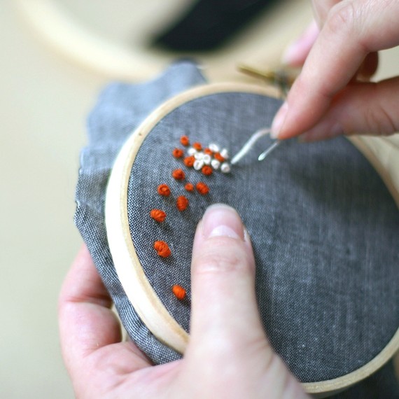 French-knot-embroidery-11-15.jpg (skyword:206235)