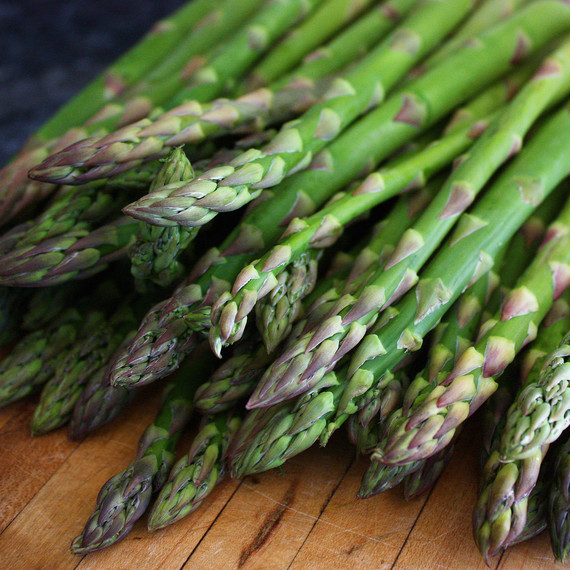 asparagus-cutting-board-0116.jpg (skyword:221419)