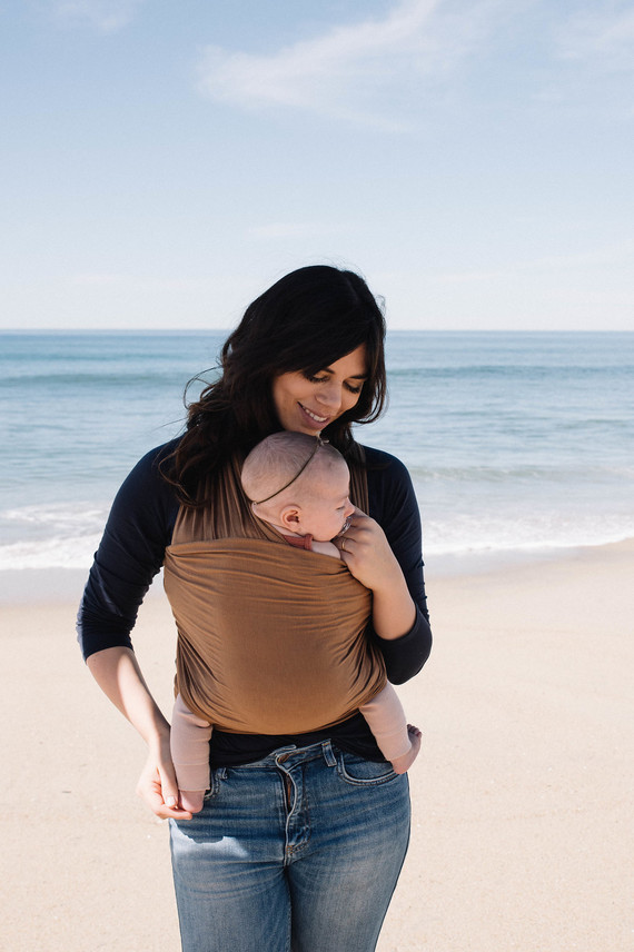 babywearing1-elle-rowley0817.jpg (skyword:469350)