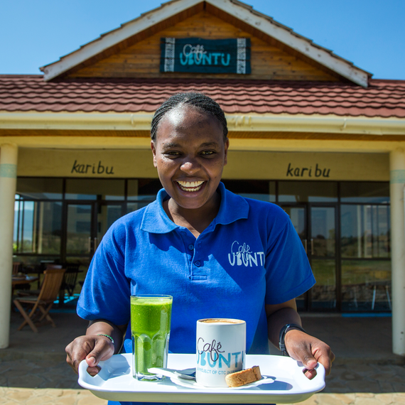 cafe-ubuntu-girl-with-drinks