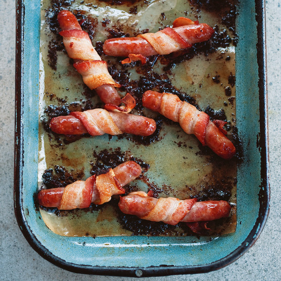 double pork sausage in blue pan double pork sausage in blue pan