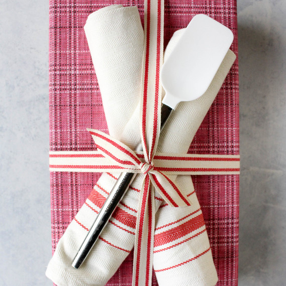 giftwrapping-dishtowels-1216.jpg (skyword:364509)