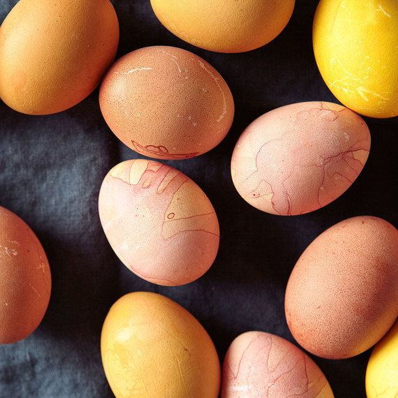 natural-dyed-egg-square-0316.jpg (skyword:235359)