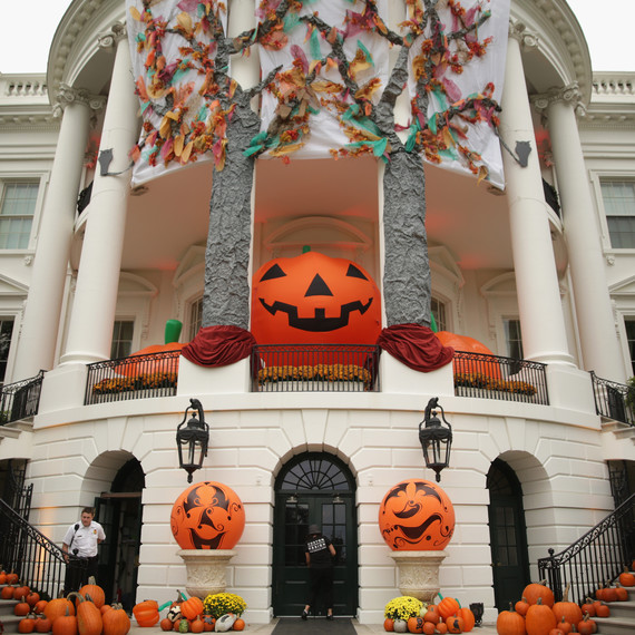 This is how the Obamas decorate the White House for Halloween. This is how the Obamas decorate the White House for Halloween.