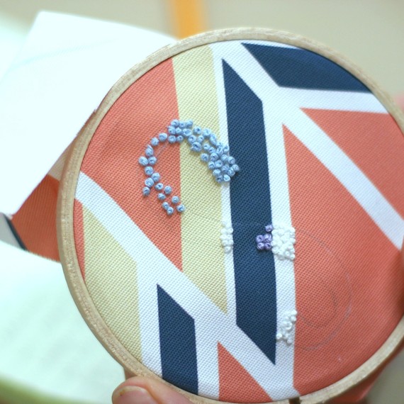 french-knot-diy-initial-11-15.jpg (skyword:206237)