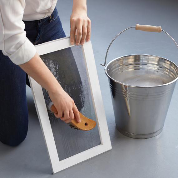how-to-clean-screen-mld110972.jpg