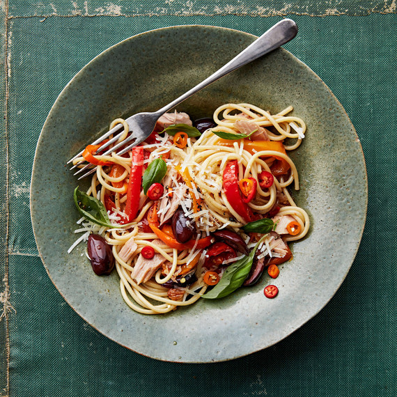 spaghetti peperonata with tuna and olives spaghetti peperonata with tuna and olives
