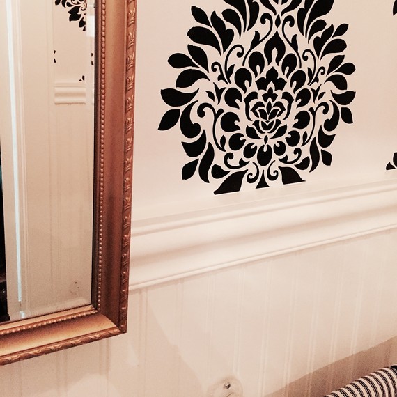 close-up-of-mirror-powder-room.jpg (skyword:197327)