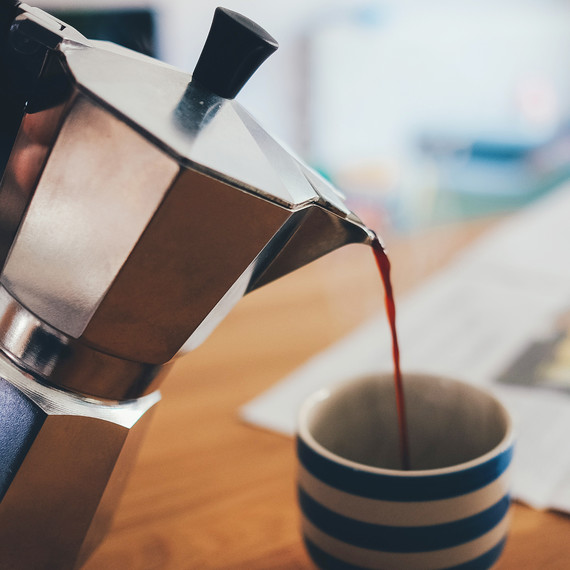 percolater-pouring-coffee-0416.jpg (skyword:251153)