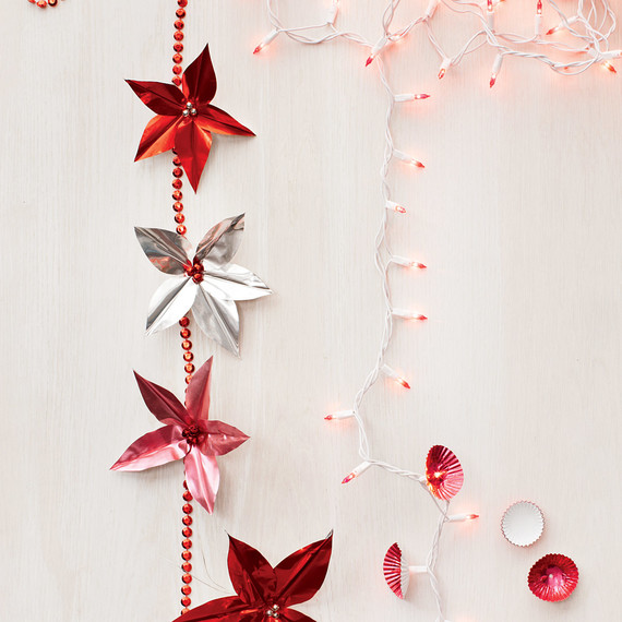 poinsettia-garland-2-mld107927.jpg