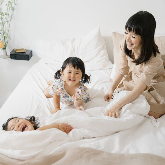 marie kondo laughing with two daughters marie kondo laughing with two daughters
