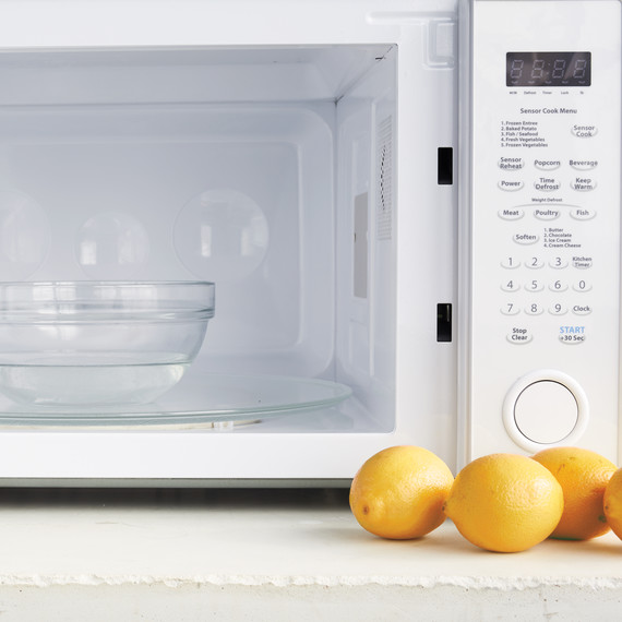 lemon-juice-microwave-008-d111805.jpg