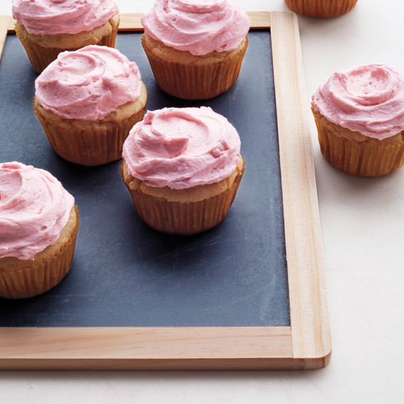 lemon-yogurt-cupcakes-014-d111260.jpg