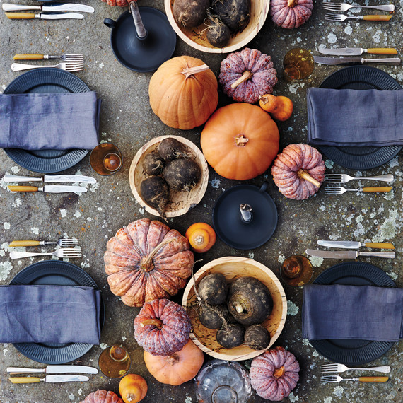 table-setting-pumpkins-d111767036.jpg