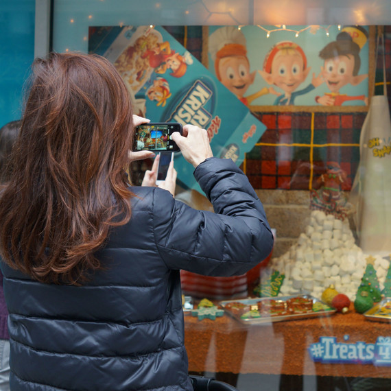 woman-photographing-display-dec16.jpg (skyword:374302)