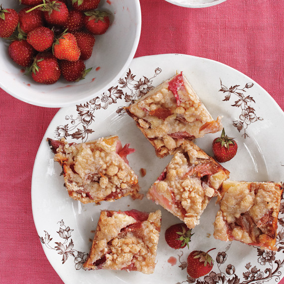 garden-party-rhubarb-cake-md107635.jpg