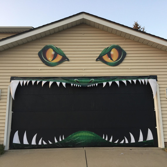 We Can t Stop Watching This Halloween  Garage  Door  in 