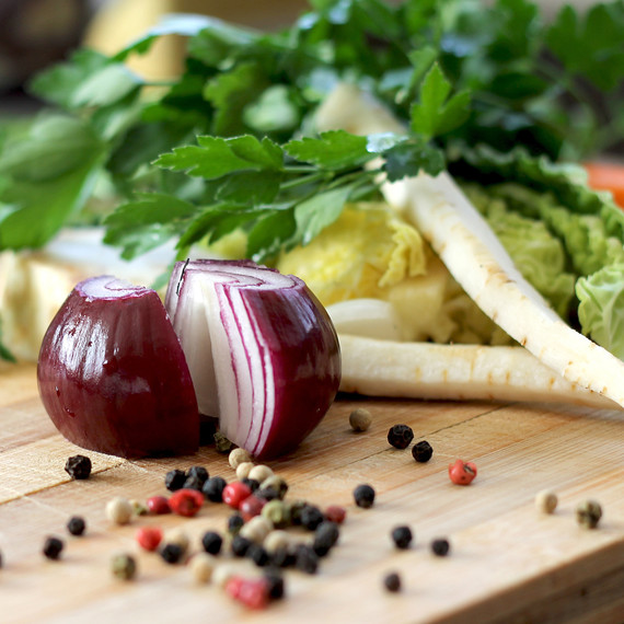 root-vegetables-cutting-board-0216.jpg (skyword:233227)