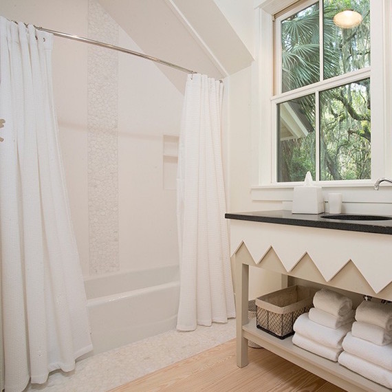 shower-curtain-white-bathroom-1016.jpg (skyword:356950)