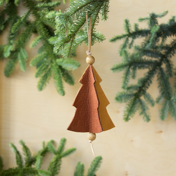 david_stark_design_leather_ornament_2.jpg (skyword:372627)