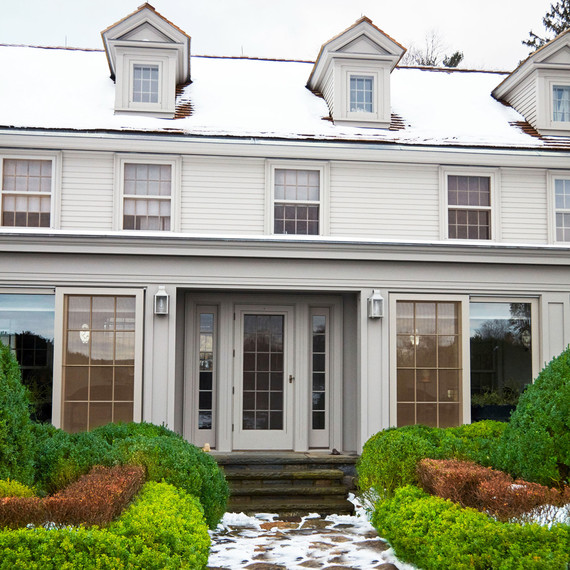 exterior of farmhouse after 之后的农舍外部